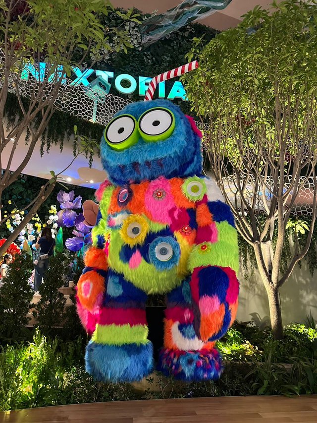 Nexsi — Nextopia mascot sculpture