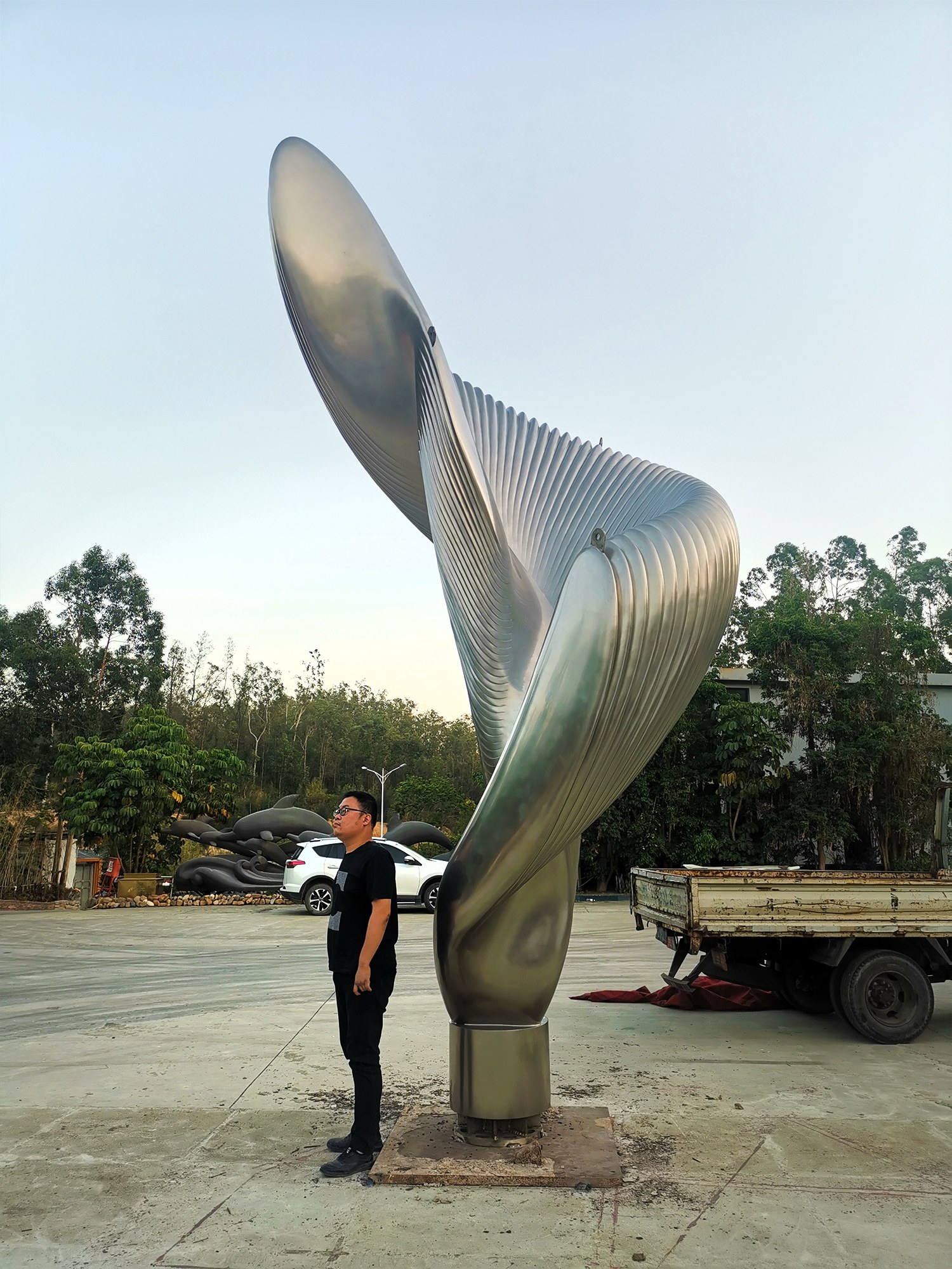 Ken Kelleher’s Six-Metre Becoming Explores Transformation in Mist-Finish Steel