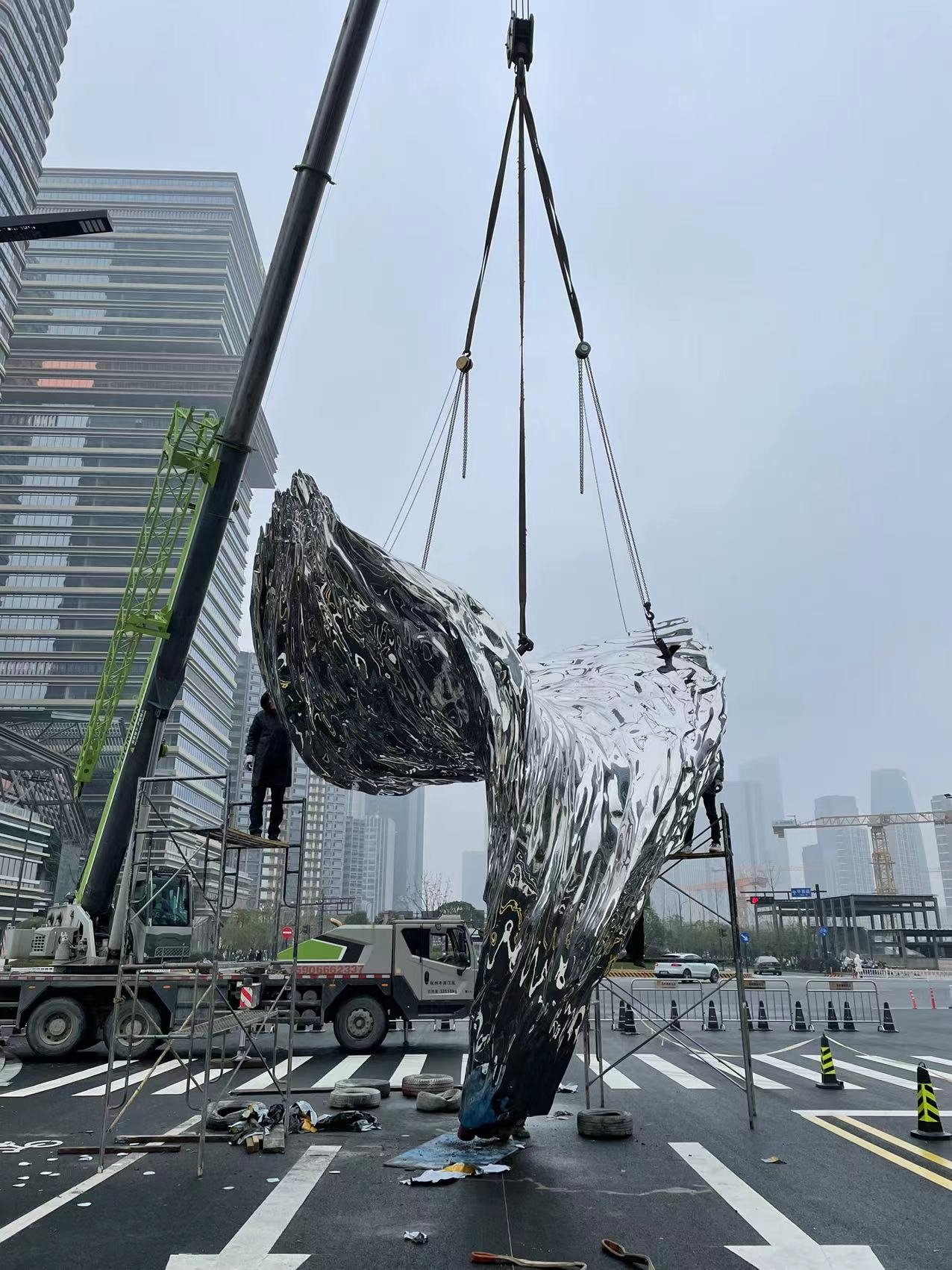 In The Boundless Sea of Stars — mirror stainless steel sculpture by Ken Kelleher, Hangzhou China