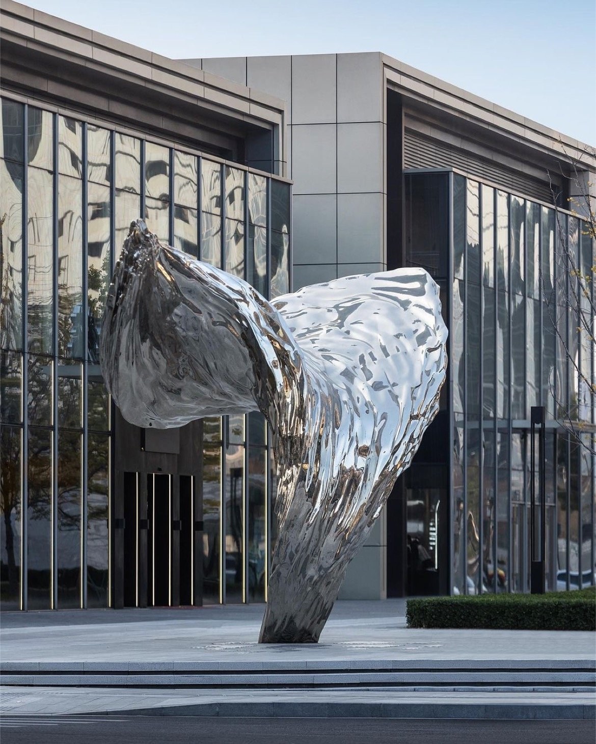 Ken Kelleher Unveils The Boundless Sea of Stars, a Six-Metre Mirror-Finish Wave