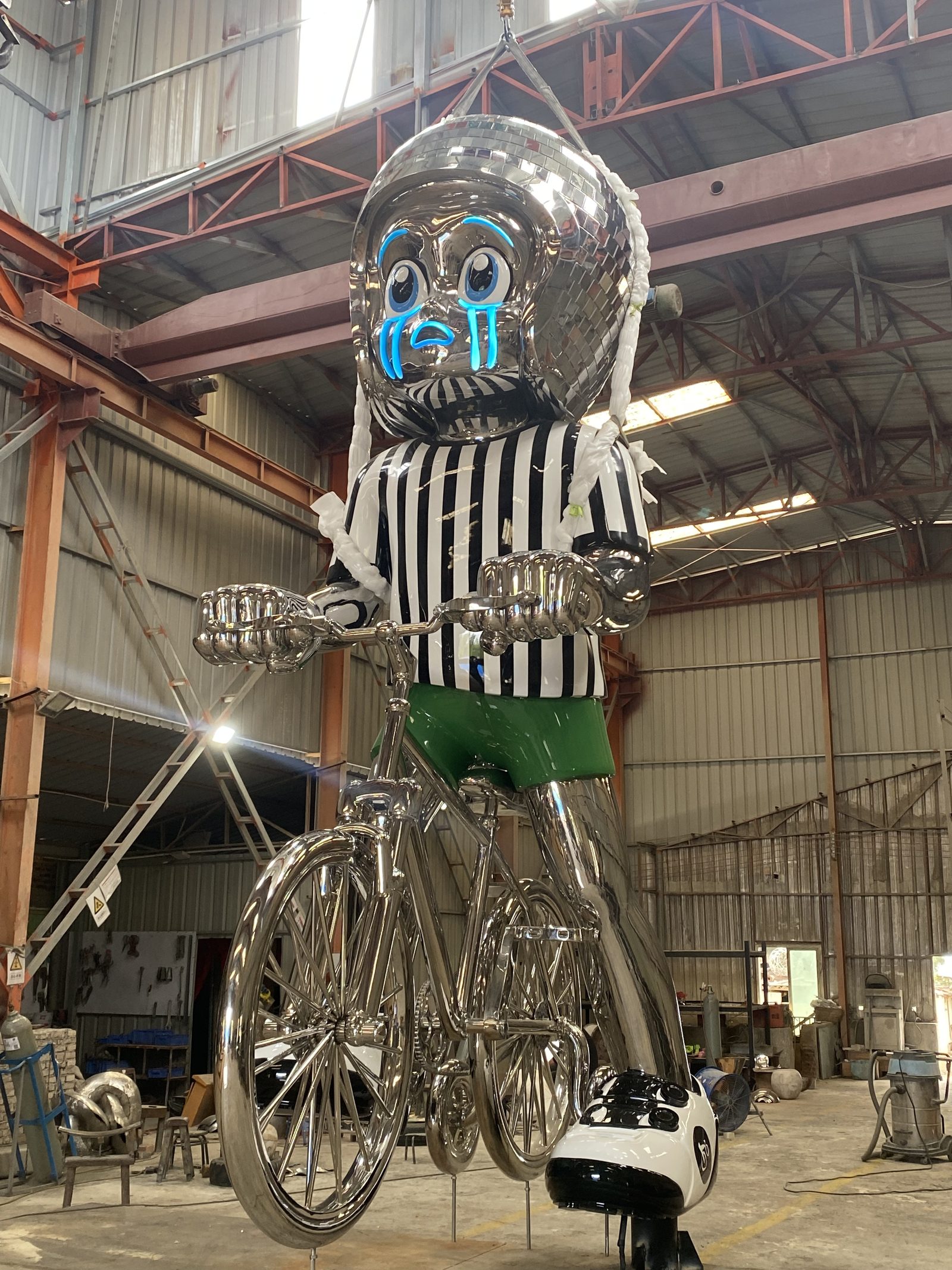CRYBABY — monumental roadside sculpture, Tulsa Route 66