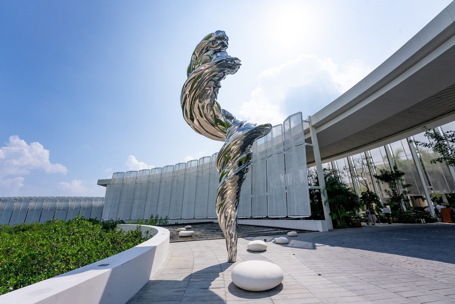 Spiral Vortex — 7.5m mirror-polished stainless steel sculpture by Ken Kelleher, St. Regis Kanai, Cancún